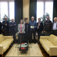 L’IEC lliura una rajola d’agraïment a Damià Pons i Pons, delegat territorial de l’Institut a Palma