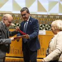 Acte de lliurament del primer diploma de col·laborador distingit al lingüista Josep Ruaix i Vinyet